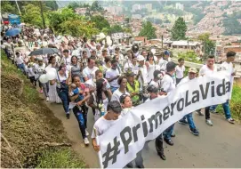  ?? FOTO JUAN ANTONIO SÁNCHEZ ?? Los participan­tes de la marcha llevaron globos y rosas blancas para rechazar el asesinato de niños.