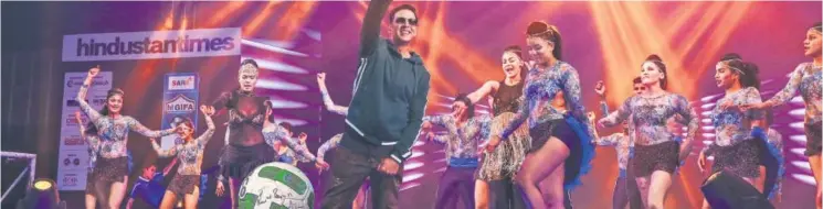  ?? PHOTOS: RAAJESAH KASHYAP AND MANOJ VERMA /HT ?? Akshay Kumar shakes a leg to Bollywood numbers with the members of Zenith Dance Troupe at the grand opening ceremony of HT GIFA