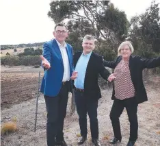  ?? Picture: ALISON WYND ?? LINE IN THE SAND: Daniel Andrews and MPs Darren Cheeseman and Lisa Neville on the Torquay boundary.