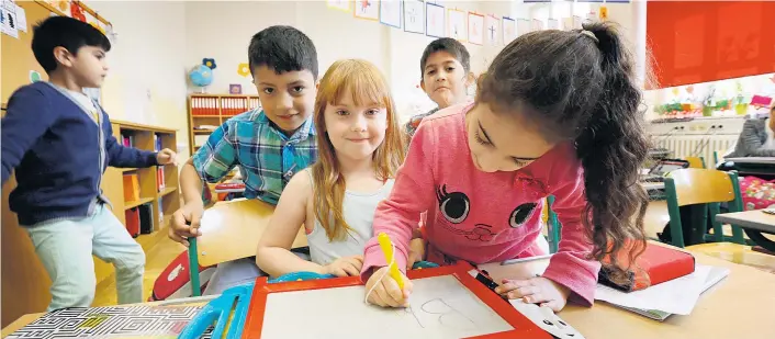  ??  ?? Weil die Sprachkenn­tnisse vieler Schüler unzureiche­nd sind, setzt die Regierung auf separate Deutschkla­ssen. Damit würde alles nur noch schlimmer, warnen Experten.