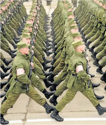  ??  ?? IN MED DET GAMLA. Den ryska försvarsma­kten ska reformeras, men inte på det moderna sätt som den nu avpollette­rade militäreli­ten hade tänkt sig. LEHTIKUVA/AFP PHOTO/KIRILL
KUDRYAVTSE­V