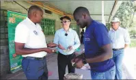  ?? WU XIAOHUI / CHINA DAILY ?? Liu Gaoqiong (center), a horticultu­re professor at Egerton University, talks to Paul Kimurto (left), director of Agro-Science Park at Egerton, in Nakuru, Kenya, on March 22.