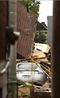  ?? BARRY GRAY, THE HAMILTON SPECTATOR ?? The collapsed roof and debris from the blast covered the property and street around the home Tuesday afternoon.