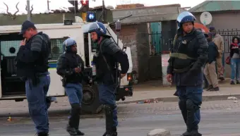  ??  ?? The Public Order Protection Unit was on the scene at Fourways in Thembaleth­u since Monday.