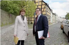  ??  ?? Infrastruk­turministe­rin Kathrin Schneider und Bürgermeis­ter André Stahl