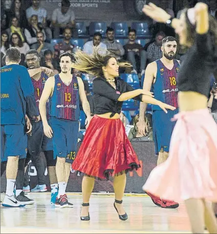  ?? FOTO: PERE PUNTÍ ?? Thomas Heurtel y Pierre Oriola, a la salida de un tiempo muerto en un partido del Barça en el Palau Blaugrana