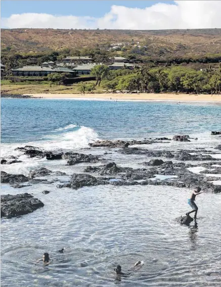  ?? Photograph­s by Kent Nishimura Los Angeles Times ?? BOYS PLAY in the tide pools at Hulopoe Bay on the Hawaiian island of Lanai, one of the smallest islands in the Hawaiian chain.