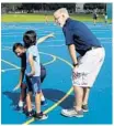  ?? MIKE STOCKER/SUN SENTINEL ?? Dr. William Pelham coaches children at FIU’s Summer Treatment Program.