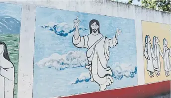  ?? FOTOS: LUCIANO THIEBERGER ?? Religiosid­ad. La Escuela Santa Catalina en Lomas de Zamora con una imagen de Jesús.