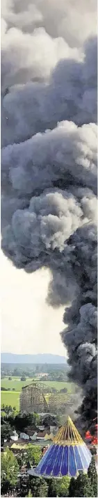  ??  ?? Die riesige Rauchwolke Video: Bilder und Videos