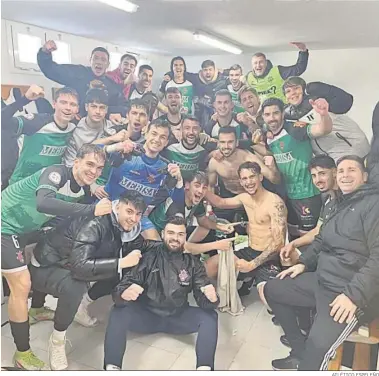  ?? ATLÉTICO ESPELEÑO ?? Los jugadores del Atlético Espeleño celebran la victoria ante La Palma.