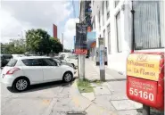  ??  ?? Otros colonos aseguran que están en desacuerdo con que sus visitas tengan que pagar estacionam­iento.