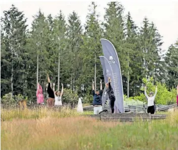  ?? FOTO: DIRK GULDNER/GEMEINDE ?? Bei „Draußen am See“sind Abenteuer und Entspannun­g garantiert – egal ob beim Bogenschie­ßen, im Survival-Camp, unterwegs auf dem Stausee oder, wie hier, beim Yoga im Seegarten.