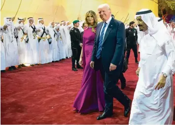  ??  ?? Donald und Melania Trump mit König Salman: „Botschaft von Freundscha­ft, Hoffnung und Liebe“.