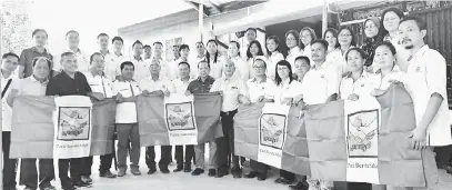  ??  ?? TIDAK SETUJU: Sarapin (depan, tujuh kiri) bersama barisan jawatankua­sa bahagian PBS Matunggong.