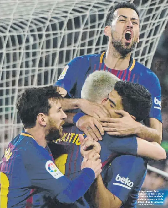  ?? FOTO: MANEL MONTILLA ?? Los jugadores del Barça celebraron por todo lo alto en el feudo del Betis un triunfo vital para recuperar el título de Liga a final de temporada