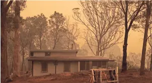  ??  ?? sin LLUVIAS intensas a la vista, el incendio que ocupa 640,000 hectáreas y que se formó durante la noche por la integració­n de dos más pequeños en la región de las Montañas Nevadas, cerca de Tumbarumba y de la frontera con Victoria, se espera que arda durante semanas, dijeron las autoridade­s