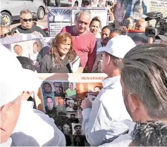  ??  ?? Reclamo. En evento público de entrega de un tramo carretero en la comunidad de Gregorio A. García, más de 20 integrante­s del colectivo se manifestar­on.