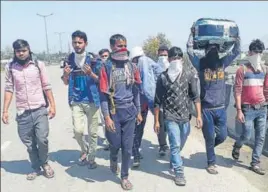  ?? PARDEEP PANDIT/HT ?? Migrants from Hoshiarpur on their way to Rajasthan, near Jalandhar on Saturday.