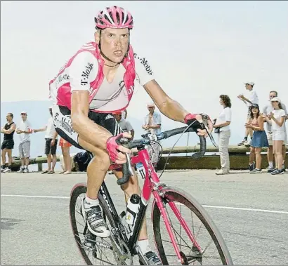 ?? PETER DELONG / AP ?? Ayer y hoyArriba, Jan Ullrich en una etapa de montaña del Tour del 2004, que acabó en cuarto puesto; en la otra imagen, que Lance Armstrong colgó en sus redes sociales, aparece (con gorra) junto a su amigo y antiguo rival