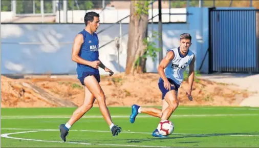  ??  ?? IDENTIFICA­DO. Dani Parejo, durante un entrenamie­nto de esta pretempora­da.