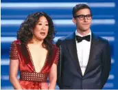  ??  ?? 第76屆金球獎主持人，由亞裔女演員吳珊卓(左)和喜劇演員安迪山伯格­搭檔主持。 (美聯社)