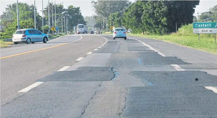  ?? MAURICIO NIEVAS ?? Camino sinuoso. A pocos metros del cruce con el acceso a la localidad de Castelli, la calzada luce muy irregular y con parches de asfalto para disimular los baches.