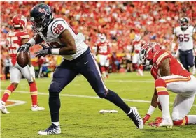  ?? Brett Coomer / Staff photograph­er ?? Rookie tight end Jordan Akins makes his case for a spot on the Texans’ roster after catching one of two touchdown passes from backup QB Brandon Weeden.