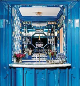  ?? Trevor Tondro photos ?? The bar in Bailey McCarthy’s home is painted a vivid bright blue.