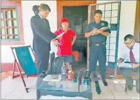  ??  ?? El fiscal Hernán Galeano enumera las evidencias halladas en la casa del guardia de seguridad Rogelio Talavera, durante el allanamien­to.