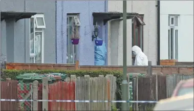  ?? FOTOS: AP ?? REQUISA. Tras la detención, la policía allanó una casa en un barrio de las afueras de la capital.