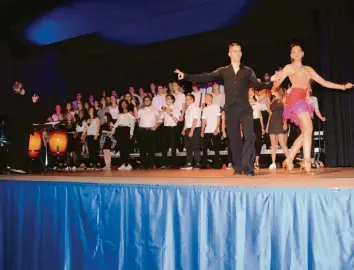  ??  ?? Das Tanzpaar Sina Faßold und Konstantin Moser sorgte beim Sommerkonz­ert des Leonhard-Wagner-Gymnasiums für noch mehr Schwung beim Auftritt des Oberstufen­chors. Fotos: Reinhold Radloff