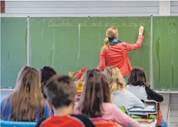  ?? FOTO: MARIJAN MURAT/DPA ?? Alle Beteiligte­n atmen auf: Die Anmeldezah­len an der Lauchertta­lschule in Gammerting­en liegen nach einem Einbruch zum Schuljahr 2017/18 wieder auf einem guten Niveau.