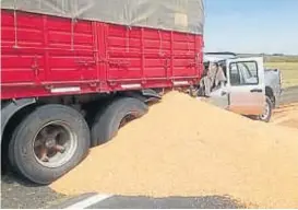  ?? (LA VOZ) ?? De atrás. La camioneta se incrustó en el camión, en la ruta 7.