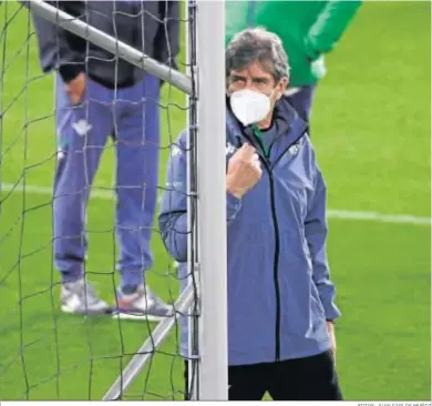  ?? FOTOS: JUAN CARLOS MUÑOZ ?? Pellegrini, en un momento del entrenamie­nto vespertino de ayer en el Benito Villamarín.