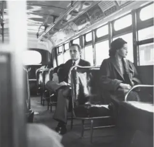  ?? © Bettmann Archive ?? Rosa Parks, een jaar nadat ze had geweigerd op te staan voor een blanke.