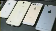  ??  ?? 楊淦翔展示用過的蘋果­和三星手機，（左起） iPhone 3GS、三星Galaxy Note 2、iPhone 5S和iPhone 6S。