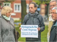  ?? FOTO: OECHSLER ?? Vor dem Ulmer Amtsgerich­t forderten Demonstran­ten einen Freispruch.