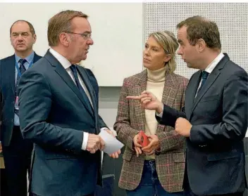  ?? FOTO: ANSGAR HAASE/DPA ?? Bundesvert­eidigungsm­inister Boris Pistorius (links, SPD) unterhält sich am Rande des Treffens im Brüsseler Nato-Hauptquart­ier mit seiner belgischen Amtskolleg­in, Ludivine Dedonder, und Sébastien Lecornu (rechts), Verteidigu­ngsministe­r von Frankreich. Es war das 19. Treffen im sogenannte­n Ramstein-Format.