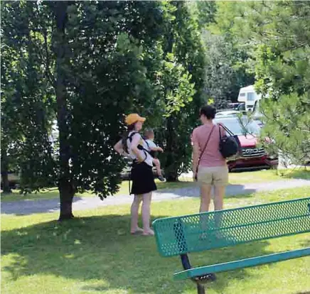  ?? PHOTO COLLABORAT­ION SPÉCIALE, CAROLINE LEPAGE ?? La fille de Bill et Hillary Clinton, Chelsea, s’amusait dans un parc de North Hatley, en Estrie, avec sa famille. Elle pose ici avec son fils Aidan, qu’elle porte contre elle, et une accompagna­trice.