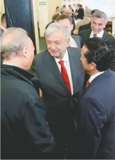  ??  ?? El gobernador de Quintana Roo, Carlos Joaquín González (der.), estuvo presente ayer en la reunión de la Conago con Andrés Manuel López Obrador.