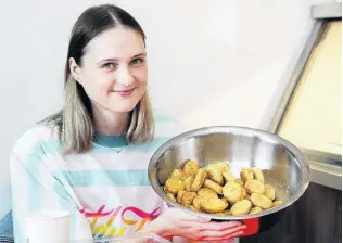  ?? PHOTO: HAYDEN WOODWARD ?? Tender loving competitio­n . . . Nela Zisser sizes up the chicken nugget challenge.