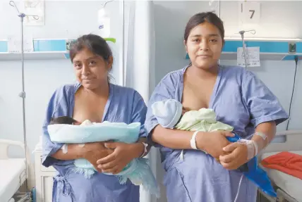  ??  ?? En la entidad sólo 45% de las mujeres que tienen hijos optan por amamantarl­os, según cifras de los Servicios de Salud de Oaxaca. En los centros médicos a las madres se les informa que en los primeros seis meses de vida un bebé no necesita más que leche materna.