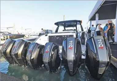  ??  ?? Le bateau le plus motorisé du salon était le Tirrana, un Cigarette de 18 mètres propulsé par six hors-bord de 450 chevaux.