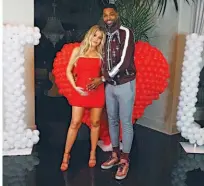  ??  ?? Ilusionado­s. Después de varios tratamient­os de fertilidad, Khloé y el basquetbol­ista de la NBA esperan a su heredera.