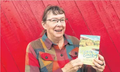  ?? ?? Cancer patient Linda Giddens displays a book by her favourite author. It was given to her by Kate, a waitress who showed her many kindnesses after learning her story.