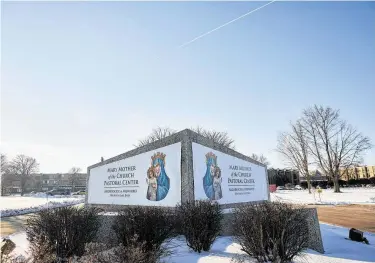  ?? Darren Hauck / Para ProPublica ?? Entrada a la sede de la Arquidióce­sis de Milwaukee en Saint Francis, Wisconsin. En el pasado año y medio, diócesis en Estados Unidos, junto a casi dos docenas de órdenes religiosas, emitieron listas de abusadores.