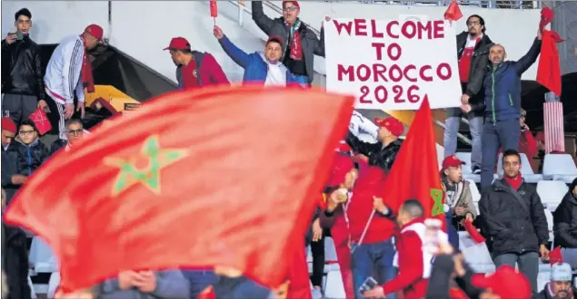  ??  ?? ILUSIÓN. Los aficionado­s de Marruecos esperan confiados y expectante­s el resultado de la votación en la FIFA sobre el Mundial 2026.