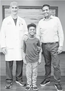  ?? Elizabeth Conley / Staff photograph­er ?? Kingston Murriel, 9, with his surgeons, Drs. Jorge Salazar and Acivhal Aggarwal, at Children’s Memorial Hermann Hospital.