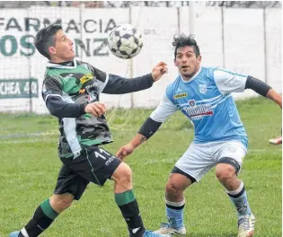  ?? SEBASTIÁN CORTÉS-LA NUEVA. ?? Ante la mirada de Lucero, Manchado controla el balón con el pecho en un avance tricolor.